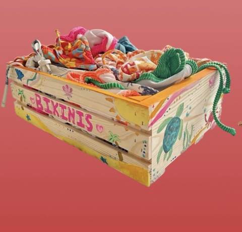 Boîte en bois personnalisée à bikini ou maillot de bain ( plein d autres objets peuvent entre dedans .) — Lola Petit