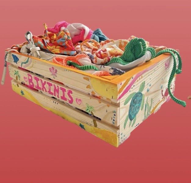 Boîte en bois personnalisée à bikini ou maillot de bain ( plein d autres objets peuvent entre dedans .) — Huile sur bois, 2026 — œuvre de Lola Petit