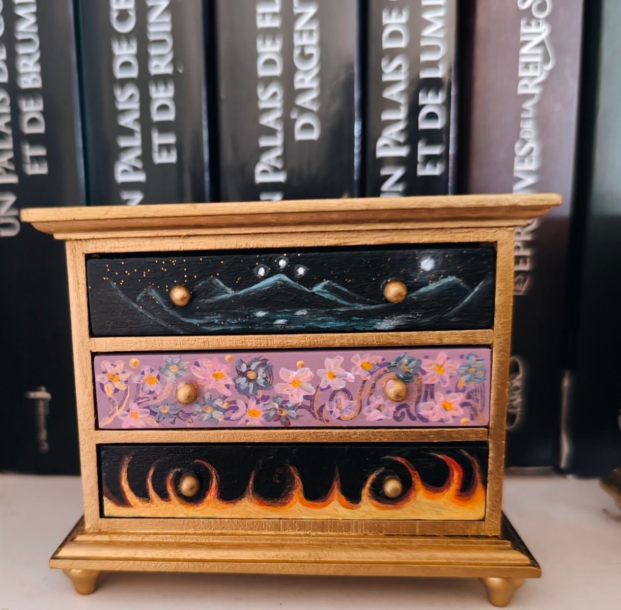 Petite commode "les 3 sœurs" — Acrylique sur bois, 2025 — œuvre de Mydreamery